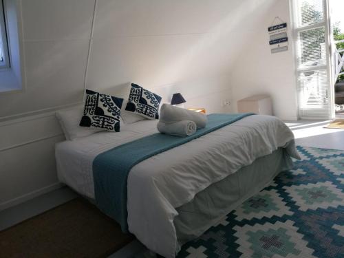 ランゲバーンにあるLlamedos Loft with sea viewの枕が置かれたベッドのある寝室