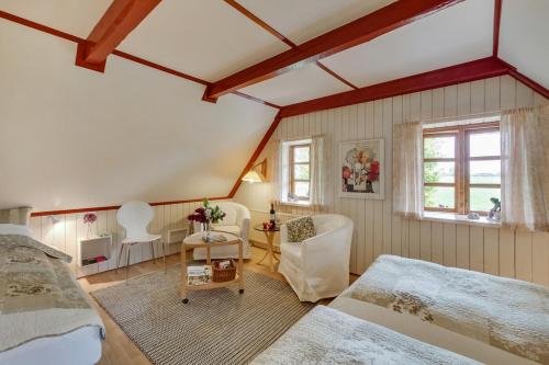 1 dormitorio con 2 camas y ventana en Naboløs Bed'n Kitchen - Nyborg en Bovense