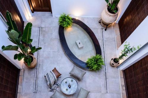 CANDIL SUITE Origen في غرناطة: اطلالة علوية على حمام به نباتات ومرآة