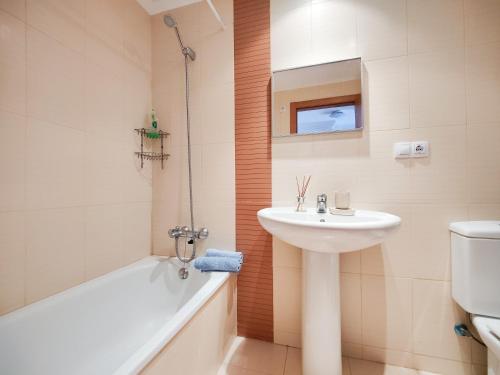 ein Badezimmer mit einem Waschbecken, einem WC und einer Badewanne in der Unterkunft ESTRELLA honey apartment in Cala de Finestrat