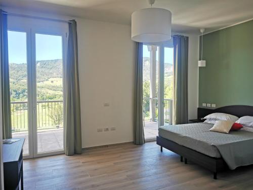 - une chambre avec un lit et des portes coulissantes en verre dans l'établissement Salsomaggiore Golf Guest House, à Salsomaggiore Terme