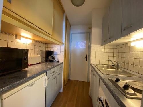 eine Küche mit einer Spüle und einer Arbeitsplatte in der Unterkunft Studio Lanslevillard, 1 pièce, 3 personnes - FR-1-508-266 in Lanslevillard