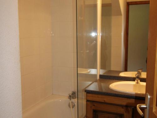 une salle de bain avec douche et lavabo dans l'établissement Charmant T2 pour 4 pers avec balcon, piscine, sauna à Val-Cenis - FR-1-508-265, à Lanslebourg-Mont-Cenis