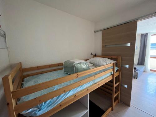 سرير بطابقين أو أسرّة بطابقين في غرفة في Appartement Villard-de-Lans, 2 pièces, 5 personnes - FR-1-515-132