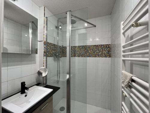 a white bathroom with a sink and a shower at Appartement Villard-de-Lans, 2 pièces, 5 personnes - FR-1-515-132 in Villard-de-Lans