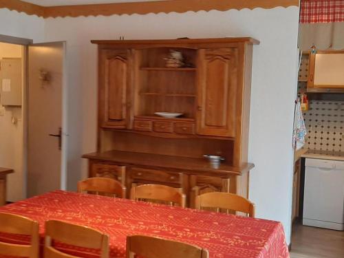 a dining room with a table and a wooden cabinet at Appartement Villard-de-Lans, 2 pièces, 5 personnes - FR-1-515-133 in Villard-de-Lans