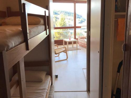 Cette chambre avec vue dispose de lits superposés. dans l'établissement Studio cabine à Villard-de-Lans, pour 4 pers, parking gratuit - FR-1-515-139, à Villard-de-Lans