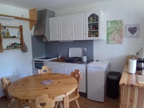 Kuchyň nebo kuchyňský kout v ubytování Studio cabine 28m² à Corrençon-en-Vercors, proche village, navettes, skis, nature, 4 pers, balcon - FR-1-515-140
