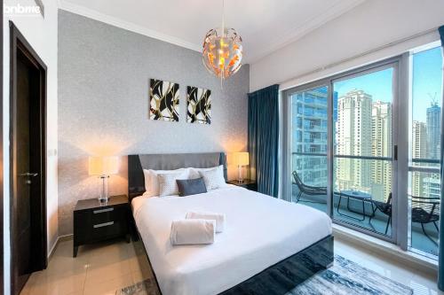 Postel nebo postele na pokoji v ubytování bnbmehomes - Unparalleled Luxury - Marina Walk - 3306
