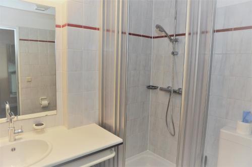 W łazience znajduje się prysznic i umywalka. w obiekcie Panorama 21 w mieście Laboe