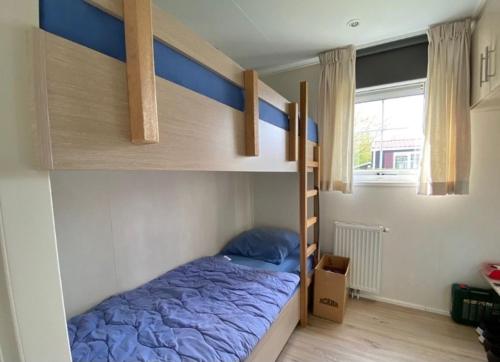 Giường trong phòng chung tại 'T Groentje Baarland