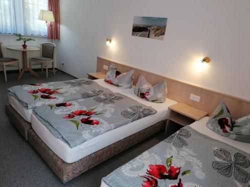 Säng eller sängar i ett rum på Hotelpension Schwalbennest