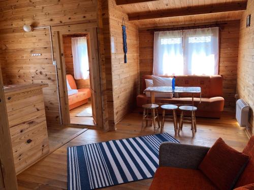 - un salon avec un canapé et une table dans l'établissement Domki Letniskowe Kalem, à Zabin