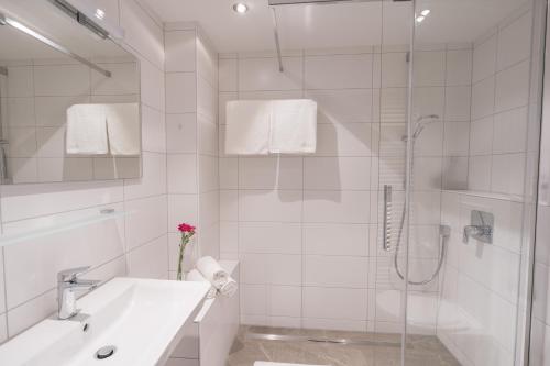 オーベルストドルフにあるFerienwohnung Reissinger-Ferstlの白いバスルーム(シャワー、シンク付)