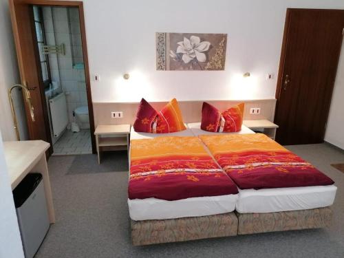 Ένα ή περισσότερα κρεβάτια σε δωμάτιο στο Hotelpension Schwalbennest