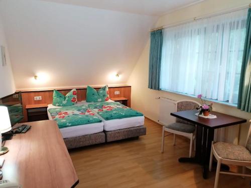 Ένα ή περισσότερα κρεβάτια σε δωμάτιο στο Hotelpension Schwalbennest