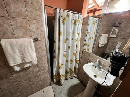 bagno con tenda per la doccia e lavandino di Residencial Campo Verde a La Serena
