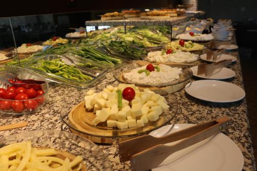 ein Buffet mit vielen Speisen auf dem Tisch in der Unterkunft Hotel Lazlakar in Rize