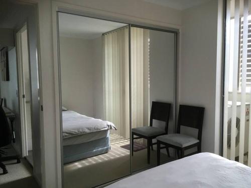 Giường trong phòng chung tại Merivale stay in South Brisbane two beds two baths one parking