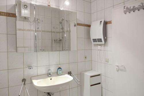a white bathroom with a sink and a shower at Gollwitzer Park Sturmvogel in Gollwitz