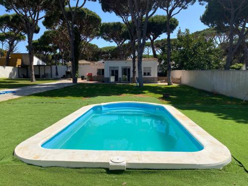 una piscina en el patio de una casa en Relax y playa en la Barrosa, en Chiclana de la Frontera