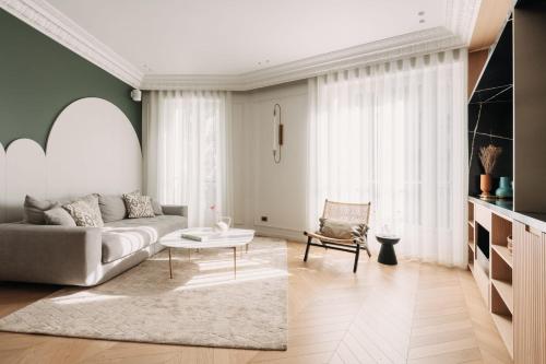 sala de estar con sofá y mesa en HIGHSTAY - Luxury Serviced Apartments - Champs-Elysées en París
