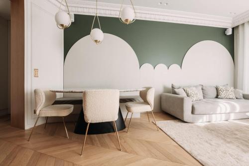 巴黎的住宿－HIGHSTAY - Luxury Serviced Apartments - Champs-Elysées，客厅配有桌子和沙发