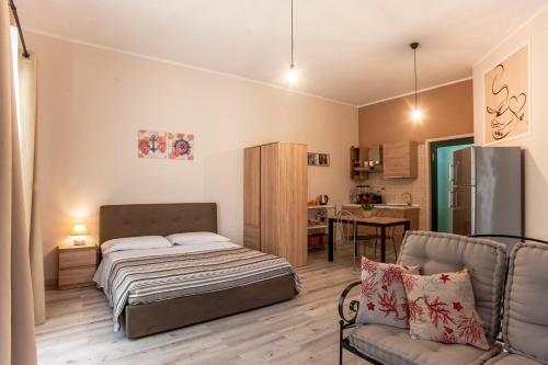 - une chambre avec un lit et un salon dans l'établissement Loft Marini, à Villa San Pietro