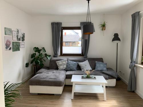 ein Wohnzimmer mit einem Sofa und einem Tisch in der Unterkunft Auszeit im Ahrtal in Bad Neuenahr-Ahrweiler