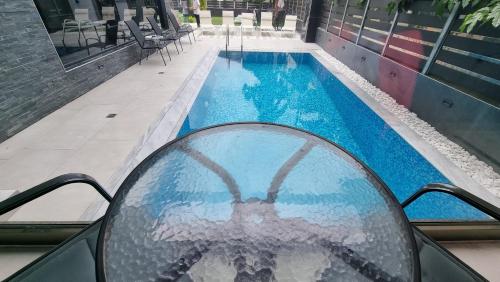 LUXSUITESの敷地内または近くにあるプール