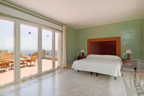 1 dormitorio con 1 cama y balcón en Viewpoint 6, en Atamaría