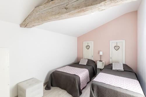Antoigné的住宿－La Saumuroise，阁楼上的卧室配有两张床