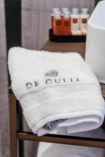 a towel with the words kitchen be clinical sitting on a table at De Gulia Charme and Relax in Castellabate
