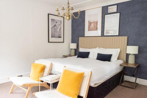 Кровать или кровати в номере Lyme Townhouse