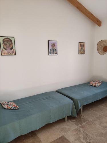 deux lits côte à côte dans une pièce dans l'établissement maison grysélienne, à Gréoux-les-Bains