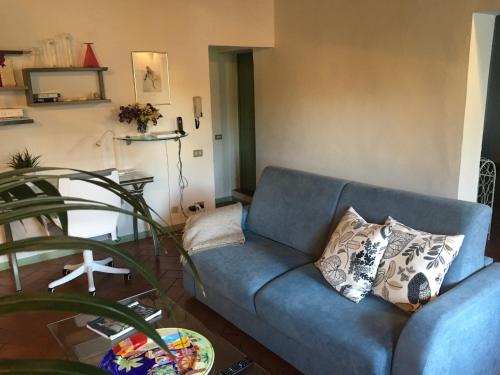 a blue couch sitting in a living room at Appartamento Il Glicine in Pistoia