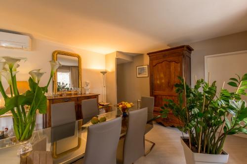 - un salon avec un miroir et des plantes dans l'établissement Jardin de la reine - Premiere conciergerie, à Montpellier