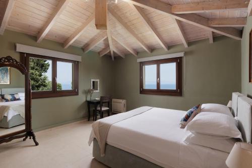 Cama o camas de una habitación en Terra e Mare Seaview Villa with Private Pool & Beach access