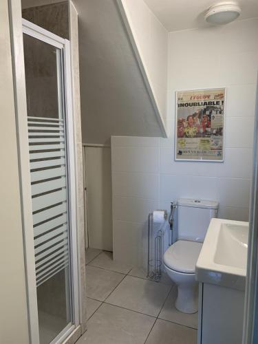 une salle de bain avec toilettes et lavabo dans l'établissement Velo Ariege Pyrenees, à La Bastide-de-Sérou