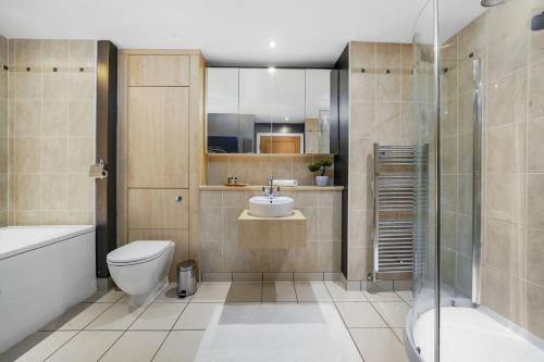 y baño con aseo, lavabo y ducha. en The Penthouse - By Howburn Residence, en Aberdeen