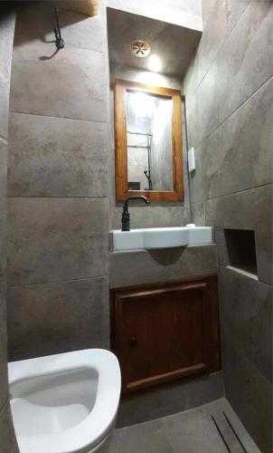 Ένα μπάνιο στο Cozy Corner House in Valletta - Authentic!