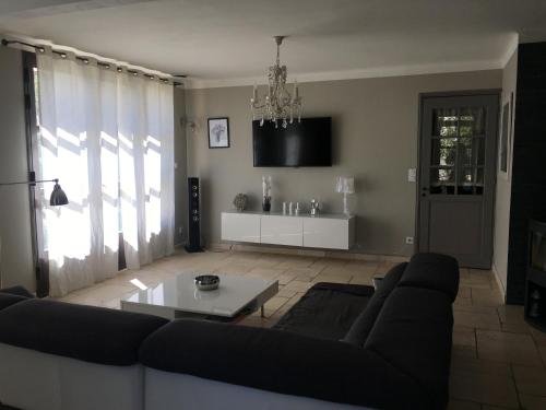 un salon avec un canapé et une table dans l'établissement Villa Alpilles, à Mouriès