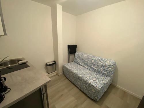 ein Zimmer mit einem Stuhl in der Ecke eines Zimmers in der Unterkunft Mini studio 9m2 - 027 in Rouen