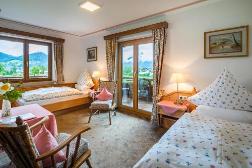 Postel nebo postele na pokoji v ubytování Hotel-Pension-Ostler