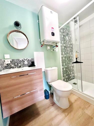 une salle de bain avec toilettes, lavabo et douche dans l'établissement LE QUAI 5 - Studio NEUF CALME - CLIM - WiFi - Gare à 200m, à Agen