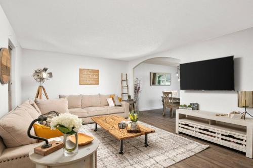 TV a/nebo společenská místnost v ubytování Kef House