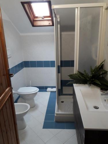 un bagno blu e bianco con servizi igienici e doccia di La casetta a Varazze