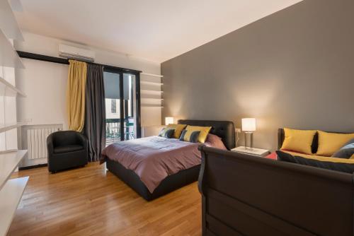 フィレンツェにあるPonte Vecchio Luxury Suiteのベッドルーム(ベッド1台、ソファ付)