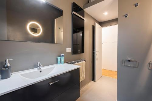 een badkamer met een wastafel en een spiegel bij Ponte Vecchio Luxury Suite by Mmega in Florence