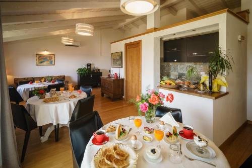 een eetkamer met twee tafels met eten erop bij B&B Armony Bono in Bono